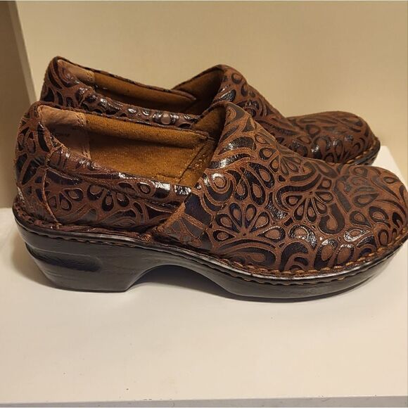 Born Concept BOC Brown Floral/Paisley Embossed Leather Closed Back Clogs Sz.7/38 - Picture 3 of 8